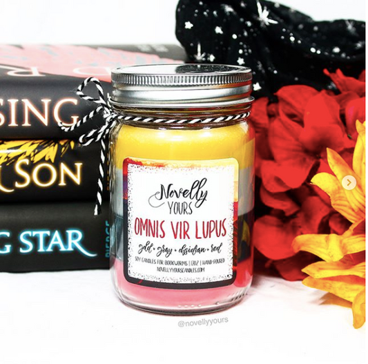 Omnis Vir Lupus · 12oz jar · Layered Candle - Novelly Yours